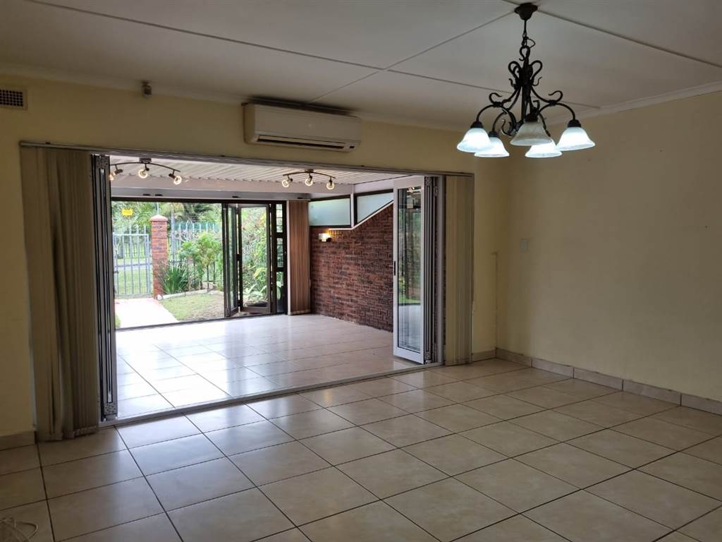 3 Bed Townhouse in Scottburgh South photo number 8