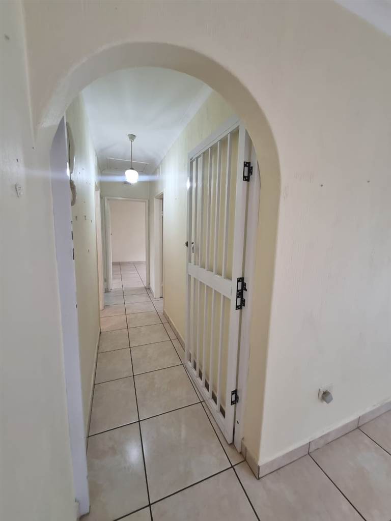 3 Bed Townhouse in Scottburgh South photo number 12