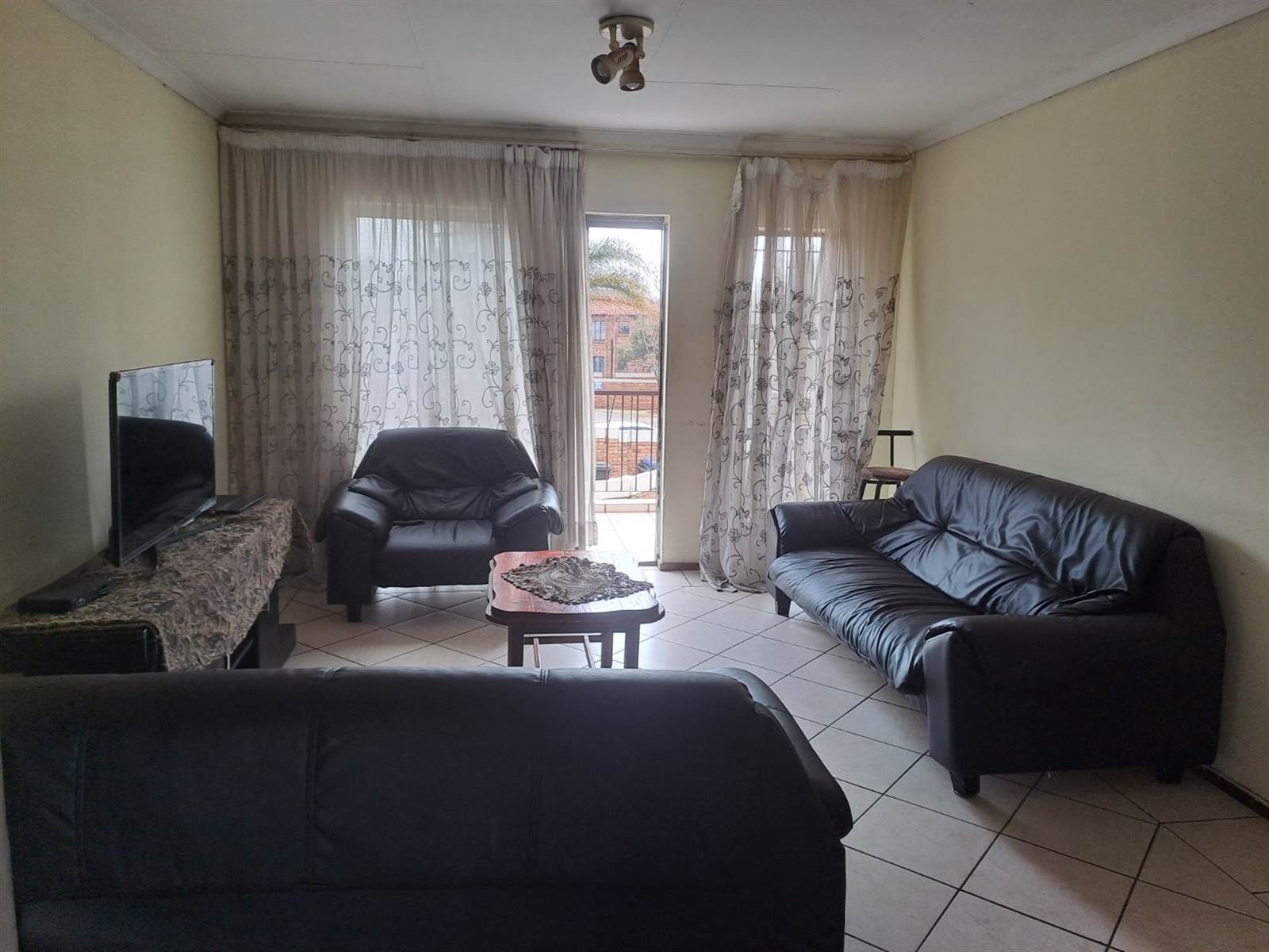 2 Bed Townhouse in Ruimsig photo number 2