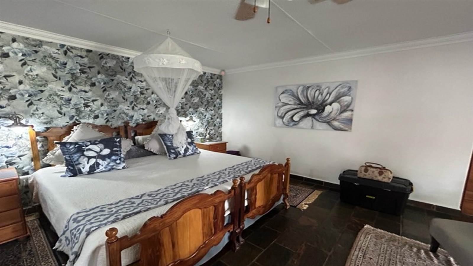 3 Bed House in Buffelspoort photo number 15