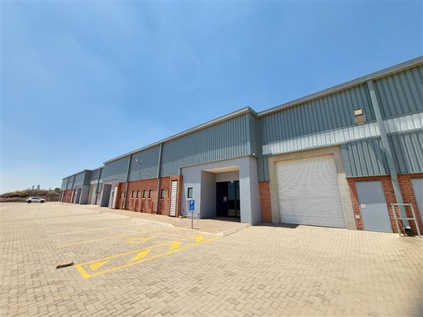 696  m² Industrial space