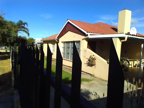 5 Bed House in Roux Park