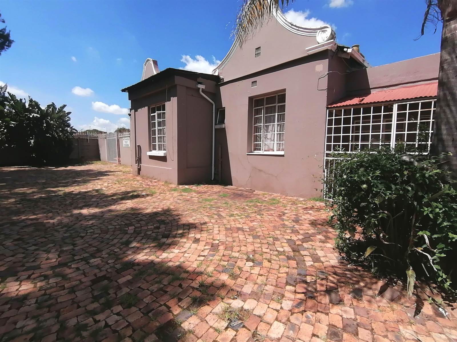 6 Bed House in Krugersdorp Central photo number 2