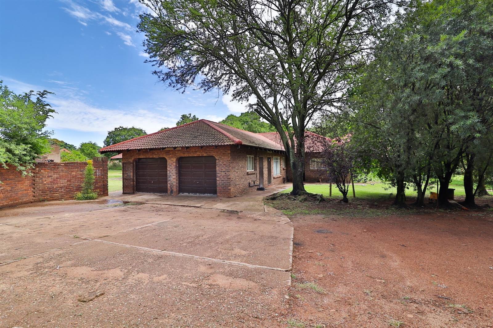 12 Bed House in Highveld Park photo number 4