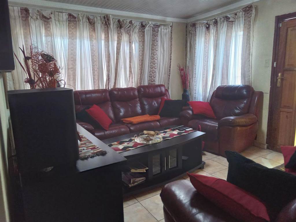 3 Bed House in Bloemfontein photo number 3