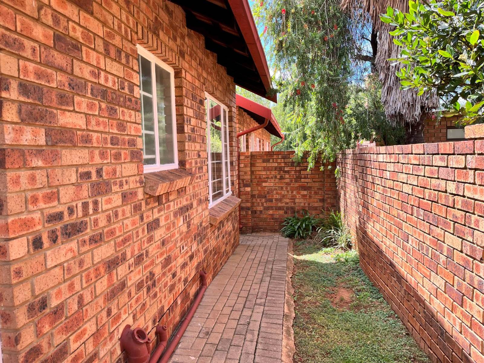 2 Bed Townhouse in Highveld photo number 16