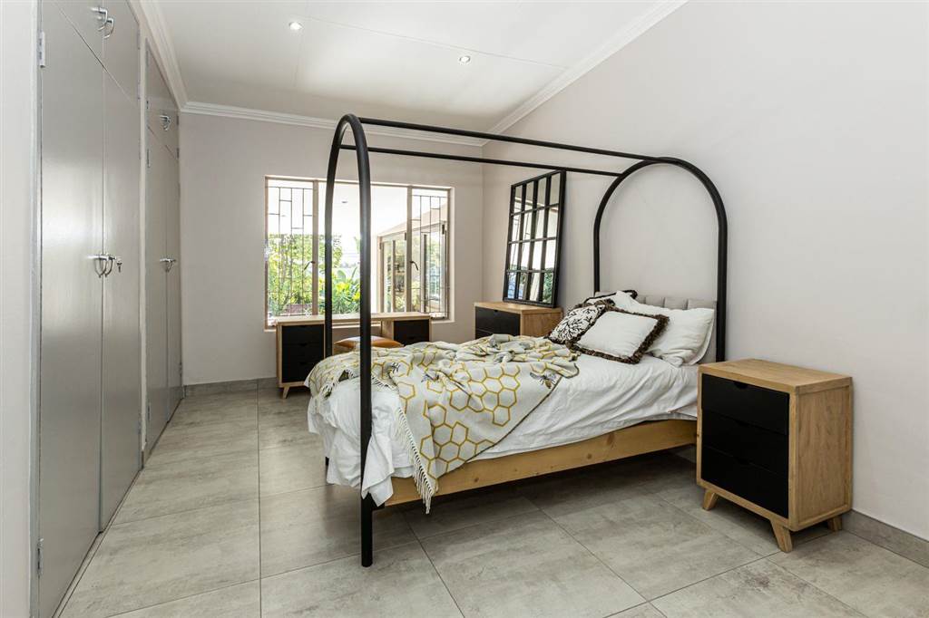 4 Bed House in Garsfontein photo number 17