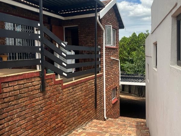 9 Bed House in Naturena