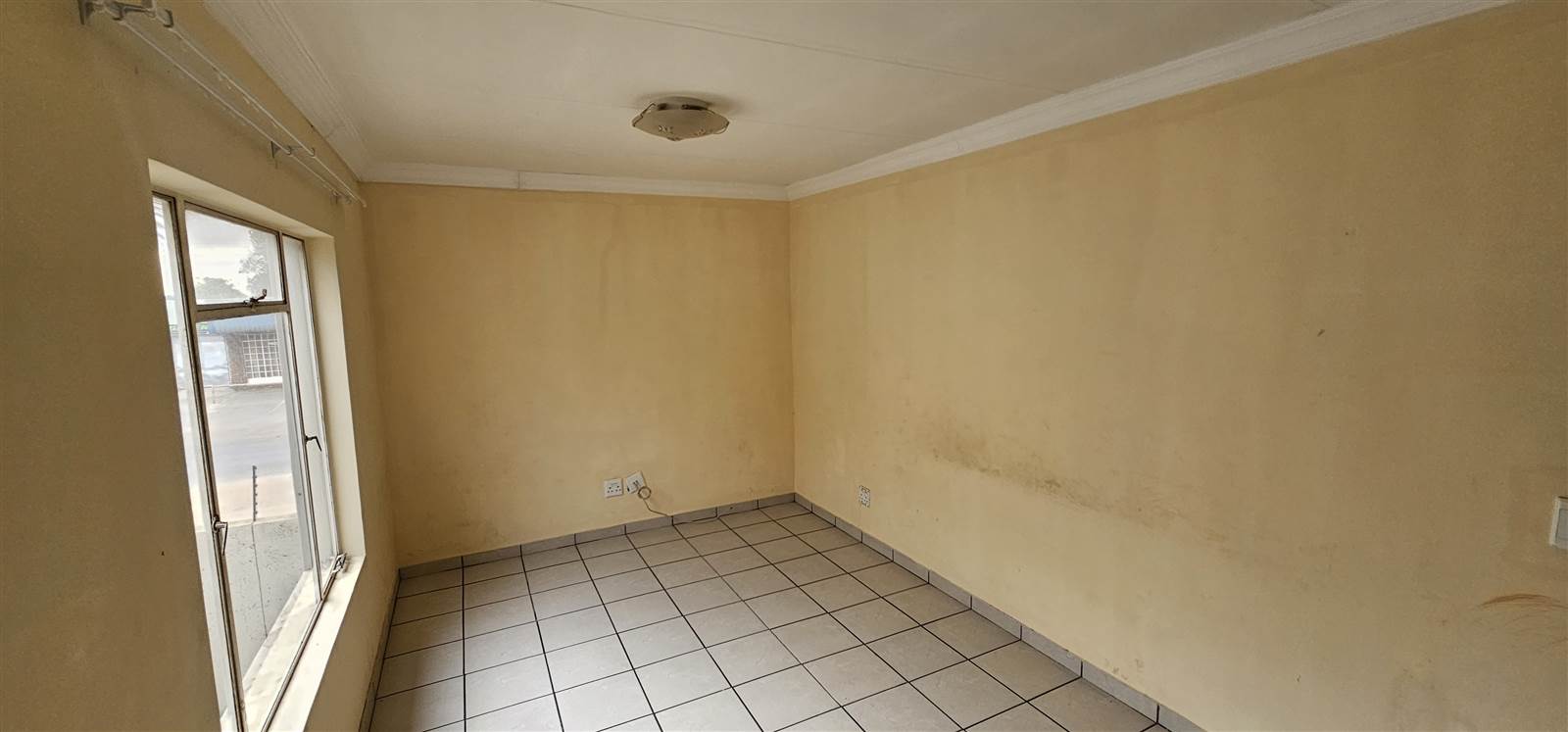2 Bed Apartment in Eloff photo number 3