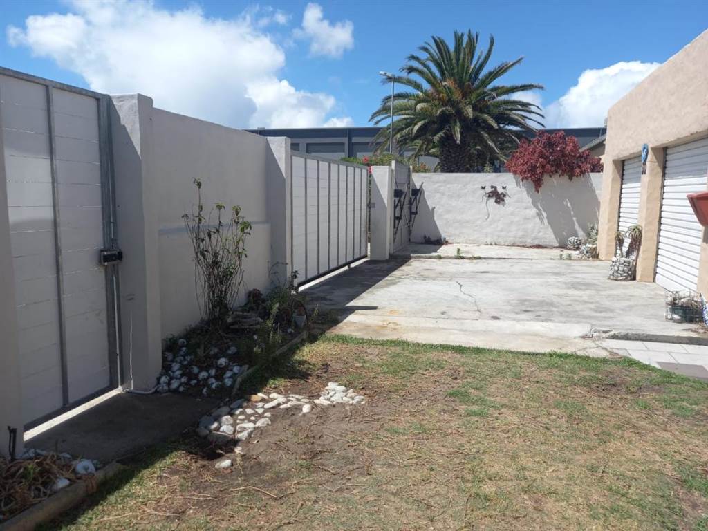 4 Bed House in Gansbaai and surrounds photo number 4