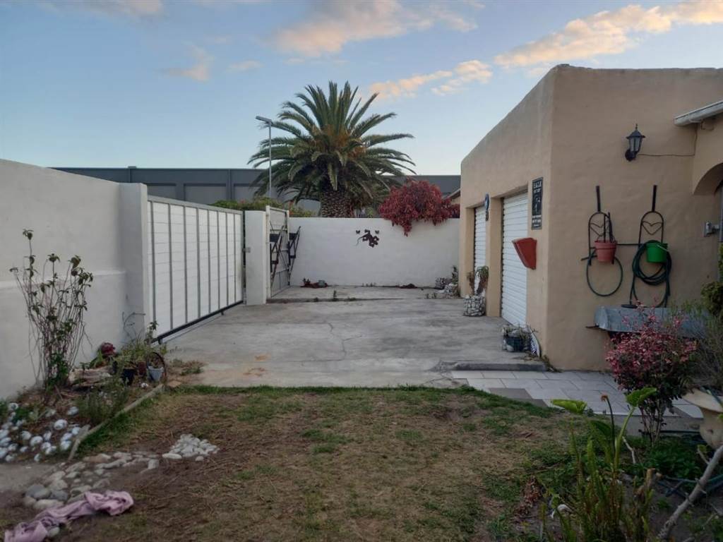 4 Bed House in Gansbaai and surrounds photo number 5