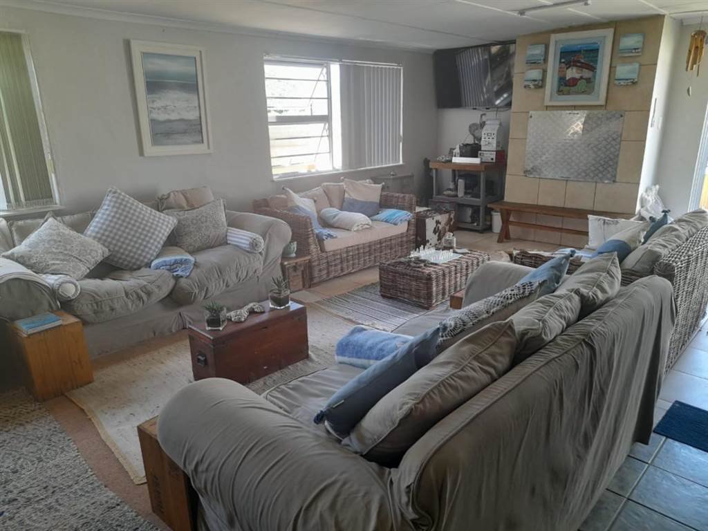 4 Bed House in Gansbaai and surrounds photo number 17