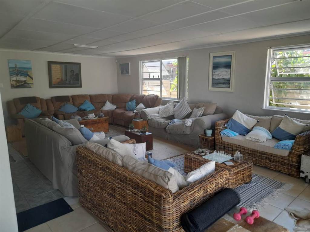 4 Bed House in Gansbaai and surrounds photo number 16