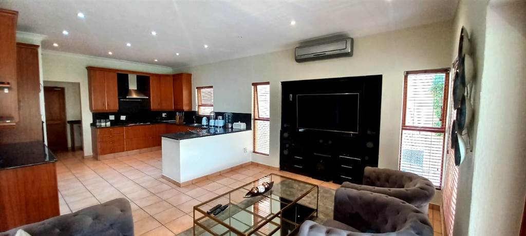 5 Bed Cluster in Lonehill photo number 3