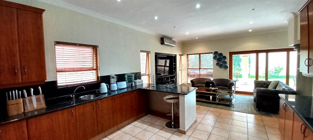 5 Bed Cluster in Lonehill photo number 2