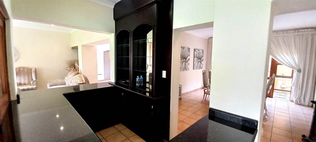 5 Bed Cluster in Lonehill photo number 6
