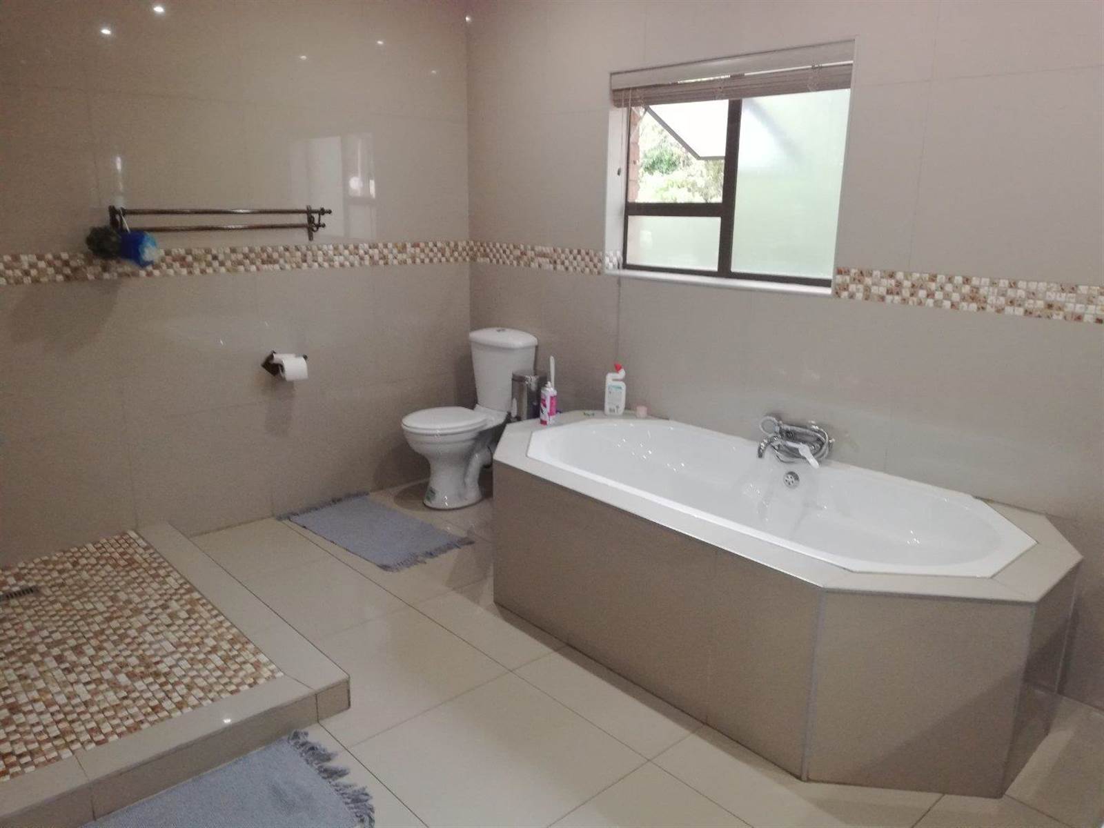 4 Bed House in Parktown Estate photo number 23