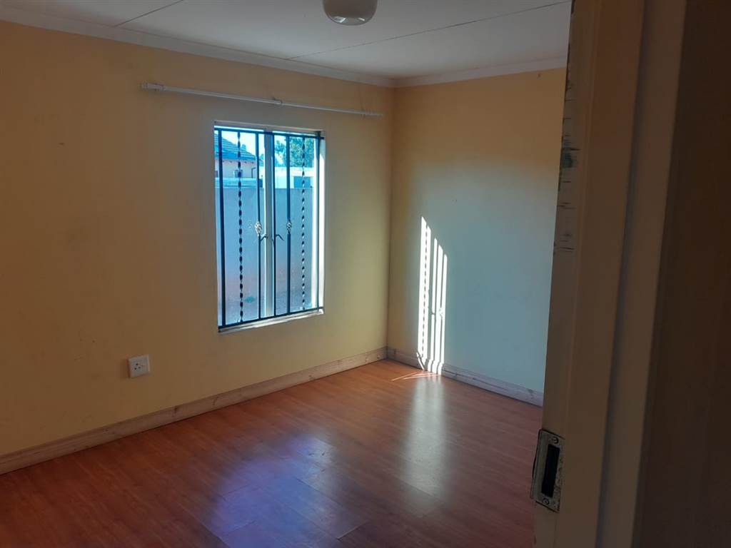 4 Bed House in Daveyton photo number 4