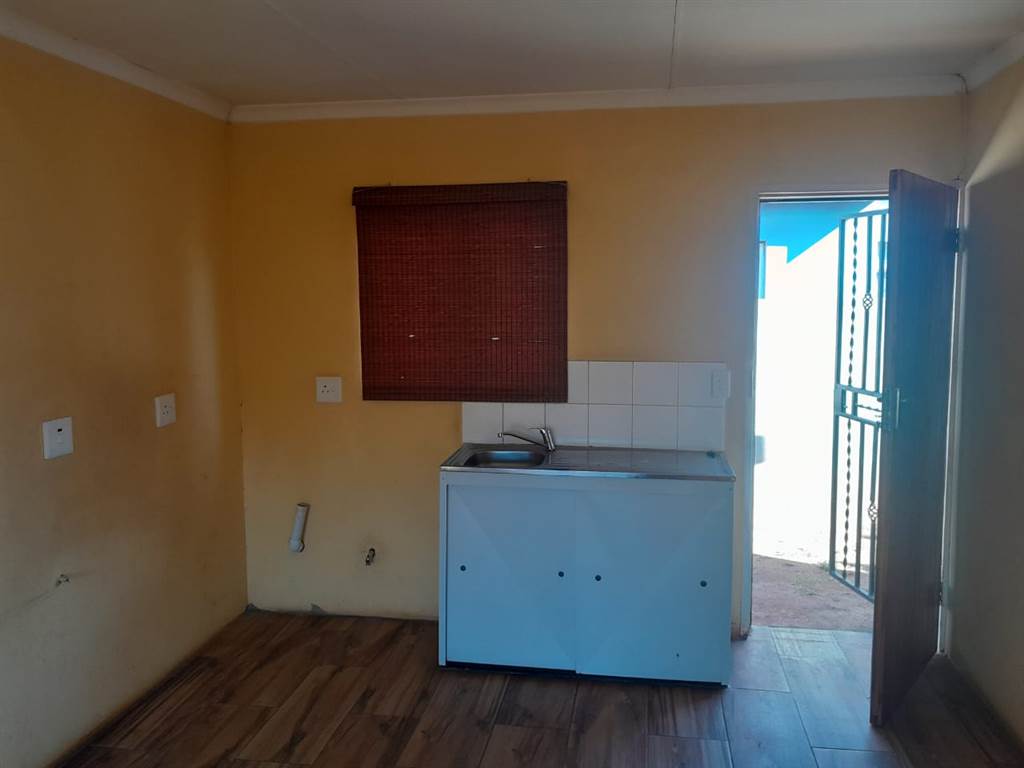 4 Bed House in Daveyton photo number 3