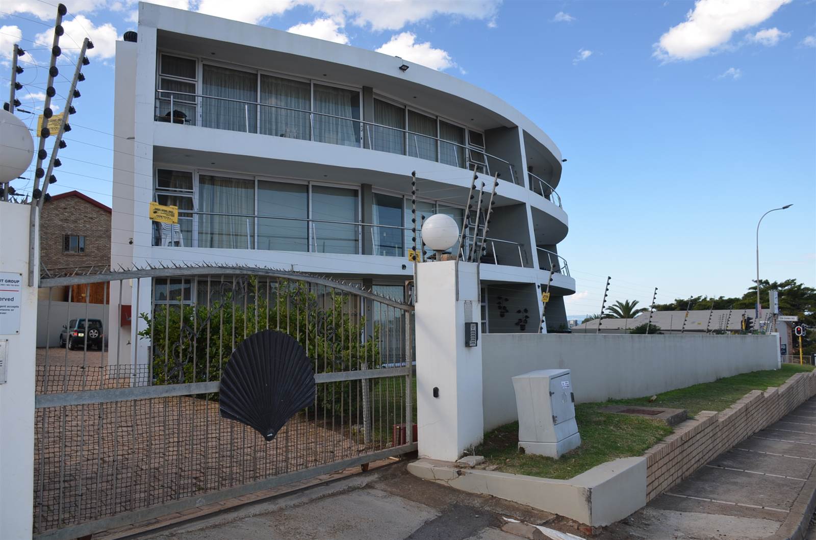 2 Bed Apartment in Jeffreys Bay photo number 2