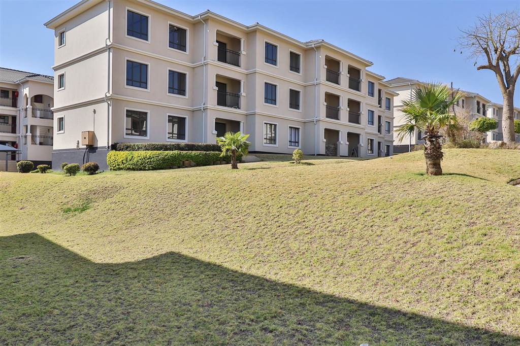 2 Bed Apartment in Fourways photo number 2