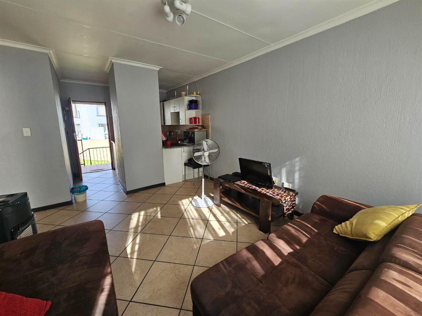 2 Bed Apartment in Wilgeheuwel photo number 10