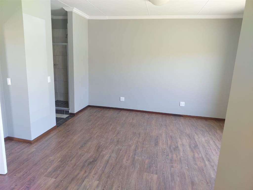 2 Bed Townhouse in Trichardt photo number 4