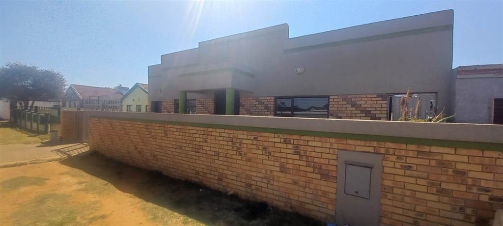 3 Bed House in Lenasia photo number 9