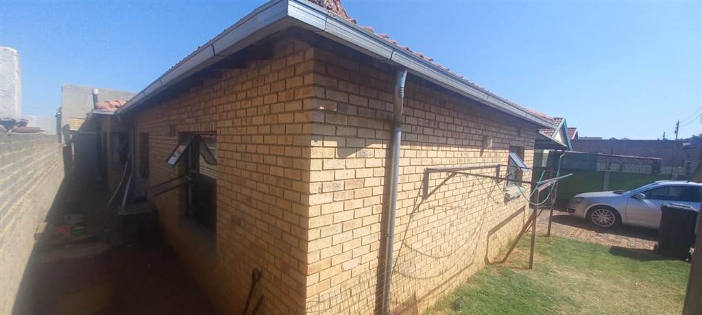 3 Bed House in Lenasia photo number 15
