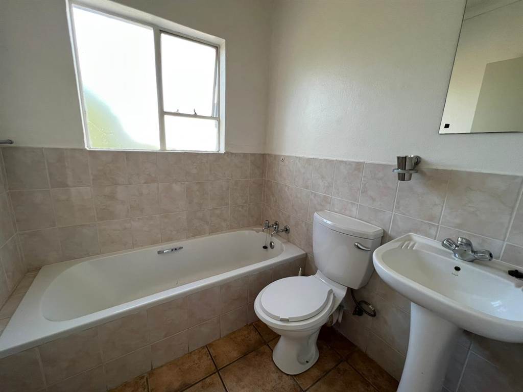 3 Bed Apartment in Northcliff photo number 6