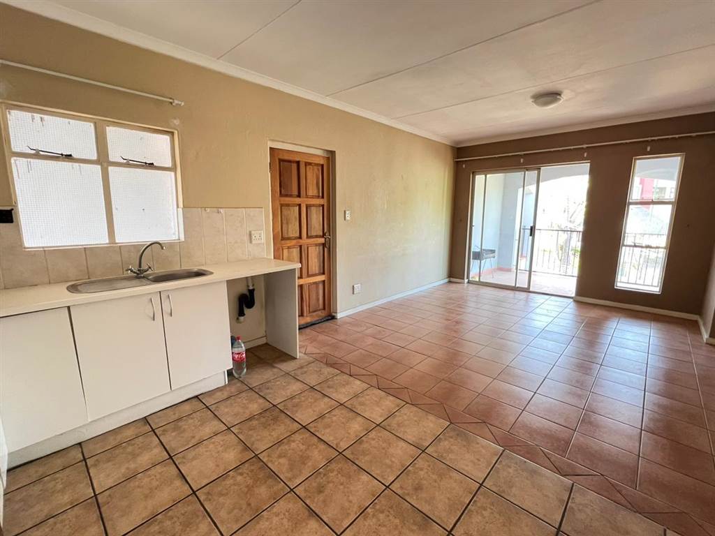 3 Bed Apartment in Northcliff photo number 11