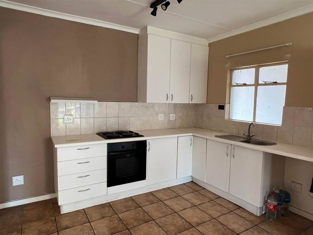 3 Bed Apartment in Northcliff photo number 15