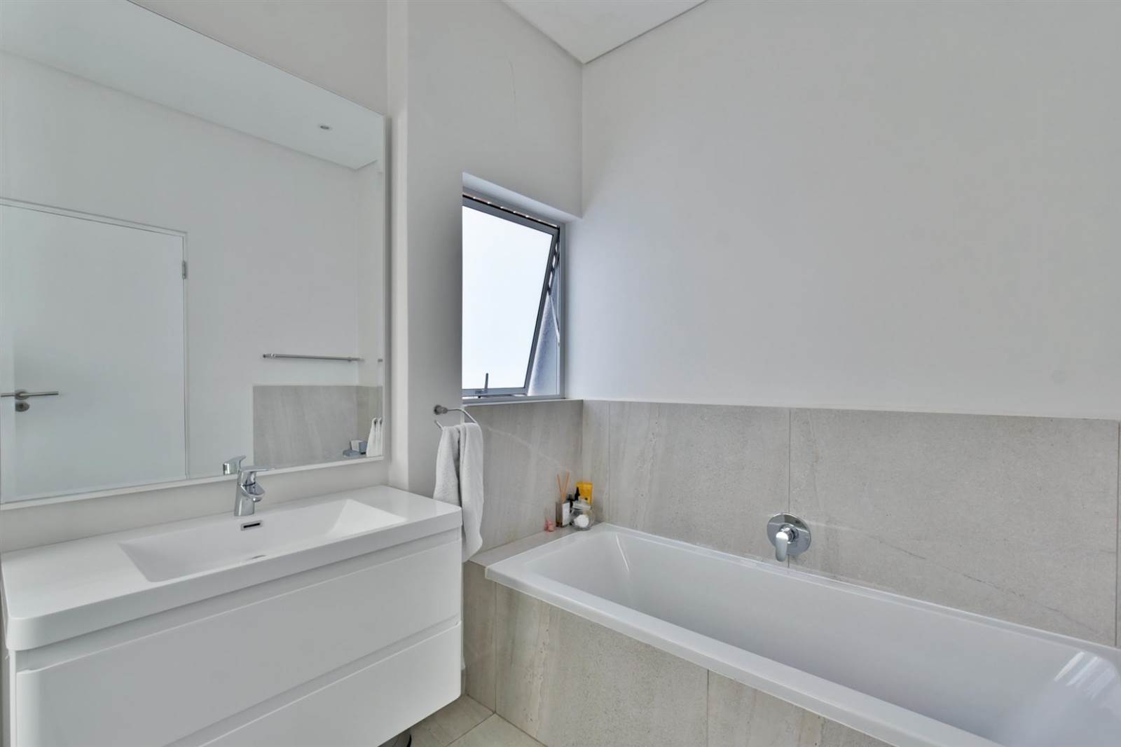 2 Bed Apartment in Waverley photo number 9