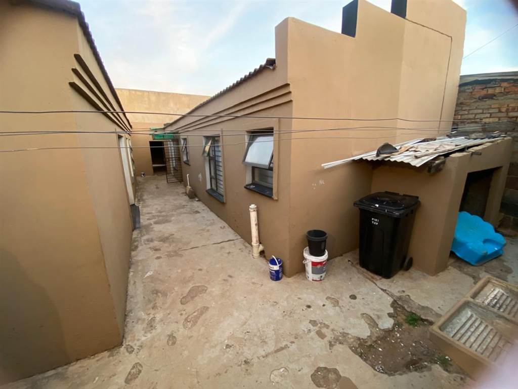 3 Bed House in Klipspruit West photo number 17