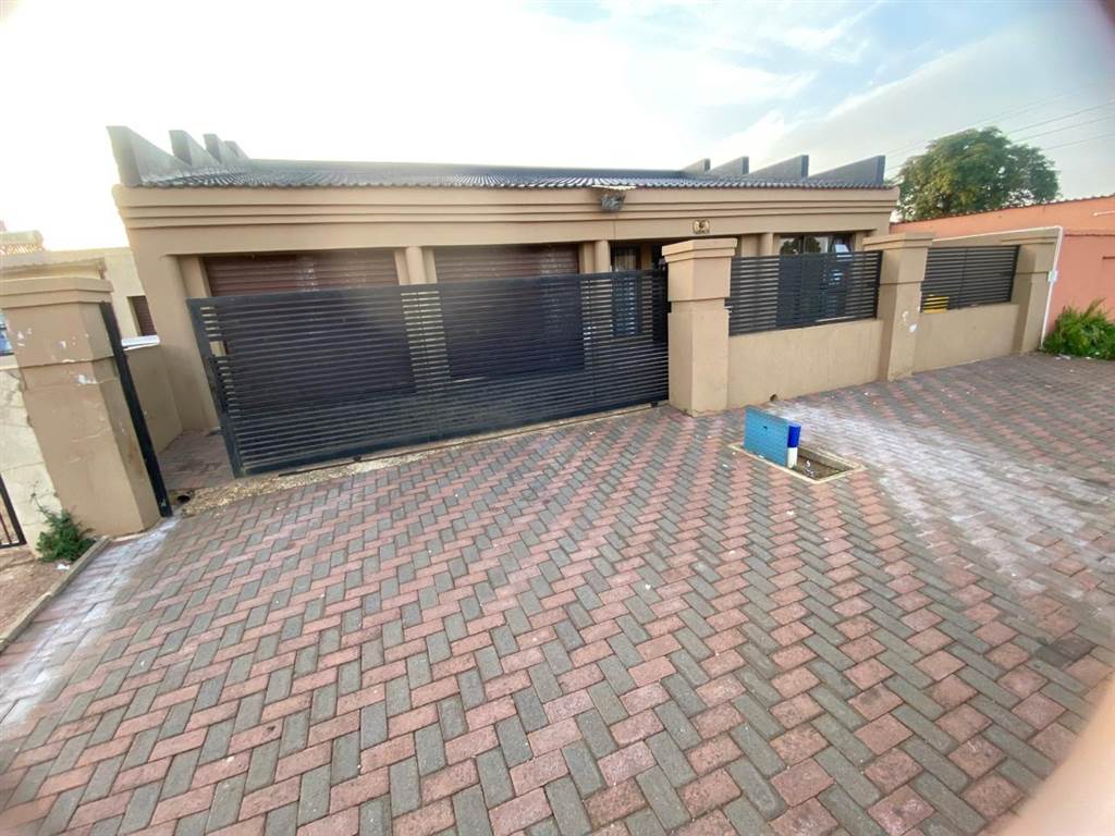 3 Bed House in Klipspruit West photo number 1