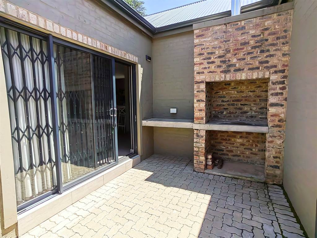 2 Bed Townhouse in Mooivallei Park photo number 17