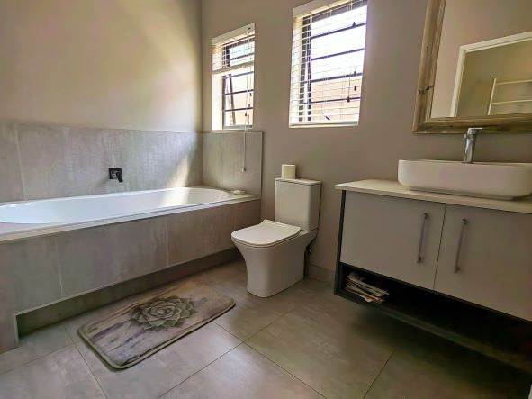 2 Bed Townhouse in Mooivallei Park photo number 11