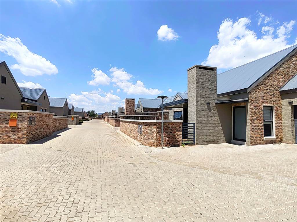 2 Bed Townhouse in Mooivallei Park photo number 20