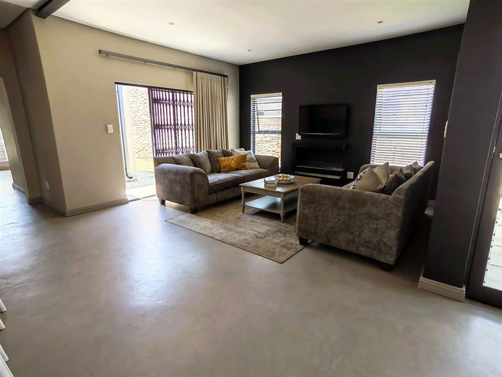 2 Bed Townhouse in Mooivallei Park photo number 8
