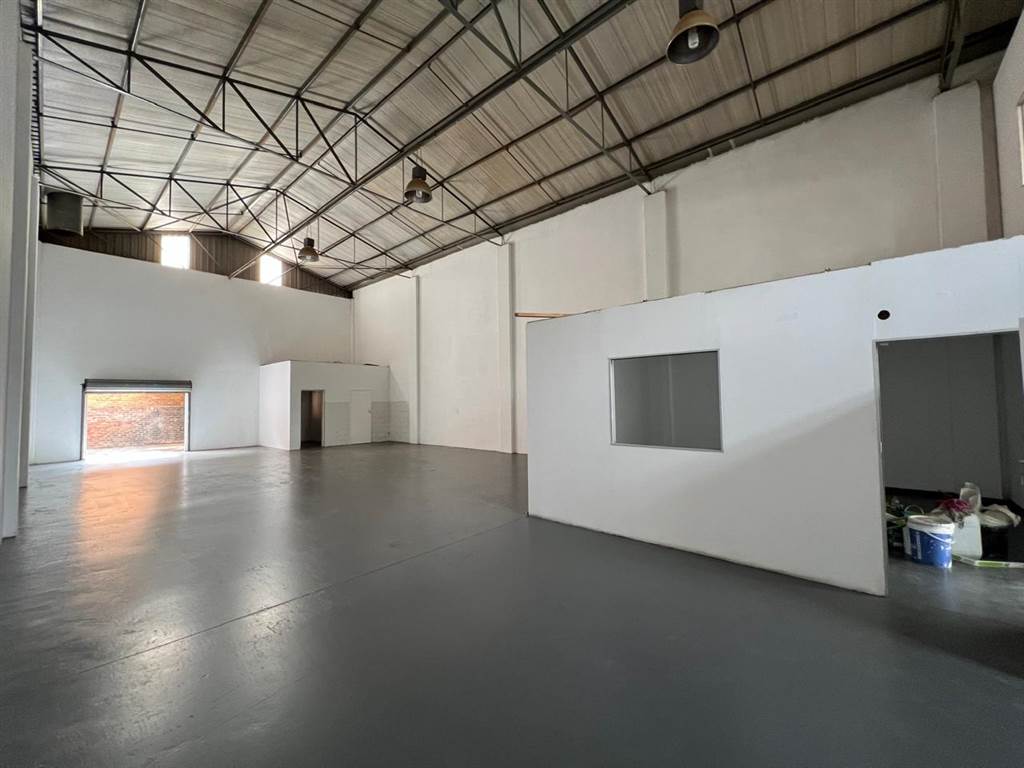300  m² Industrial space in Laser Park photo number 4