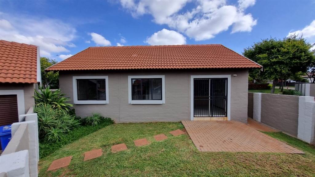 2 Bed Townhouse in Rietfontein photo number 5
