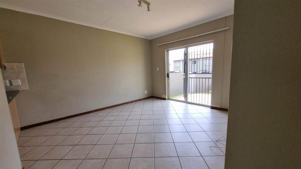 2 Bed Townhouse in Rietfontein photo number 24