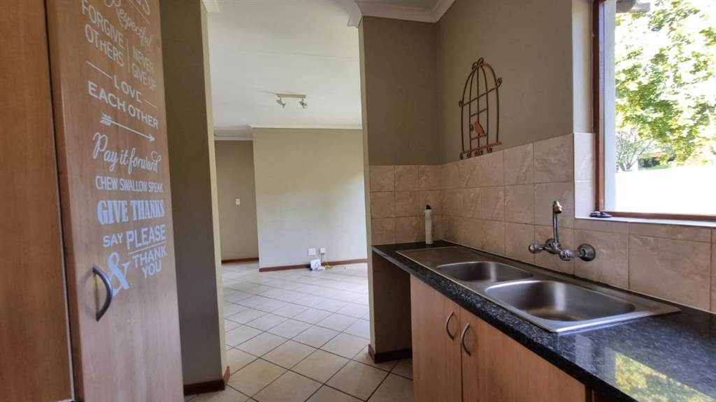 2 Bed Townhouse in Rietfontein photo number 13