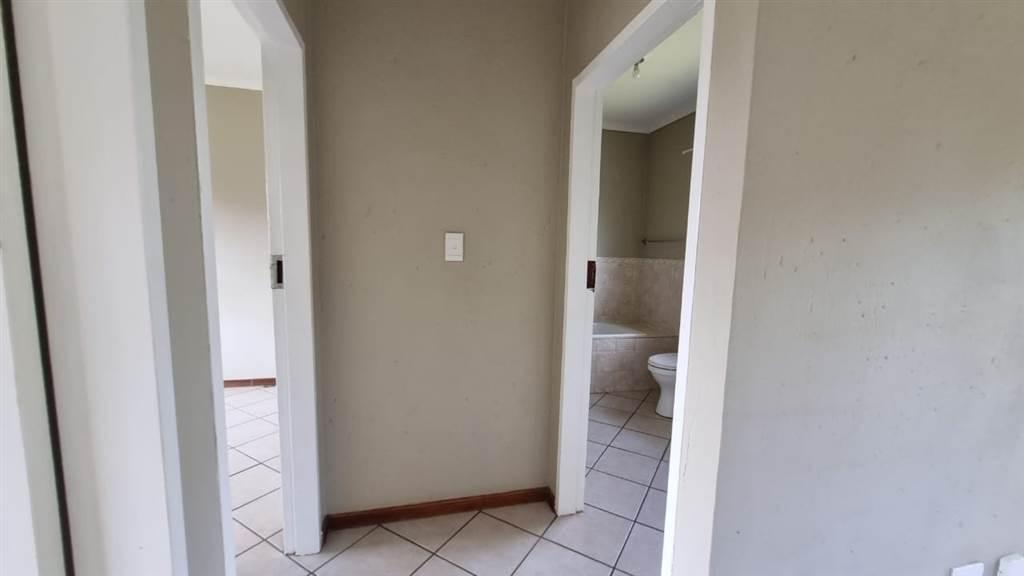 2 Bed Townhouse in Rietfontein photo number 18