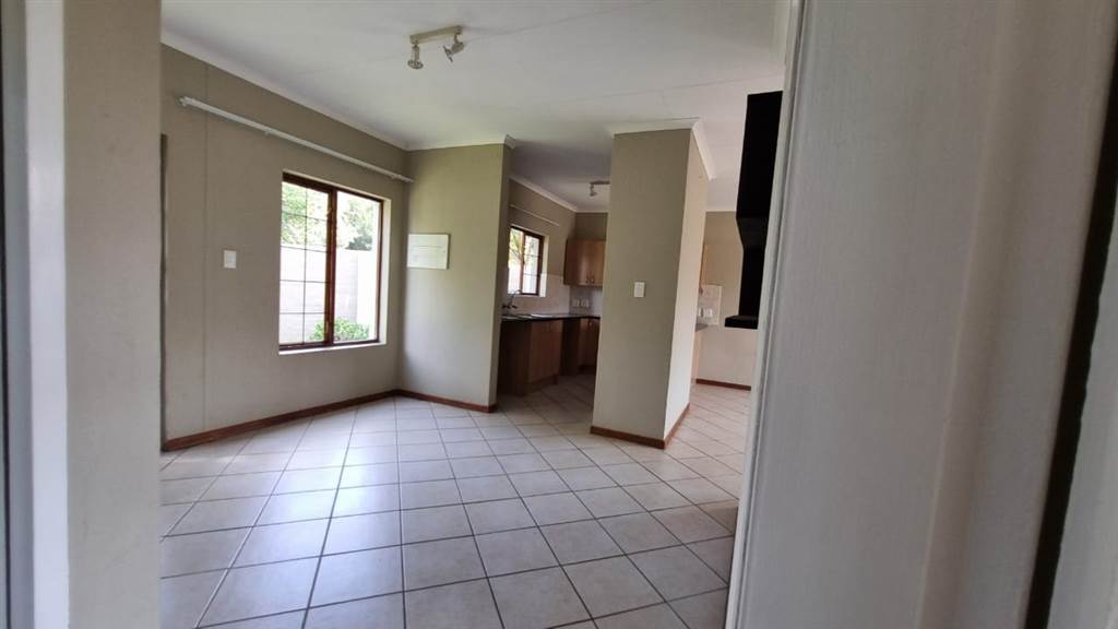 2 Bed Townhouse in Rietfontein photo number 23