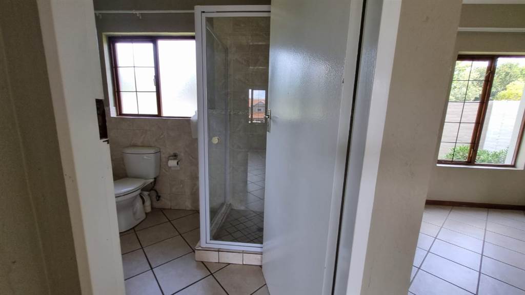 2 Bed Townhouse in Rietfontein photo number 14