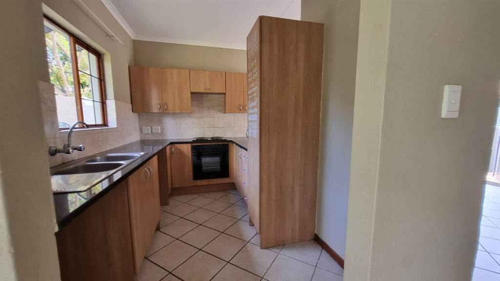 2 Bed Townhouse in Rietfontein photo number 12