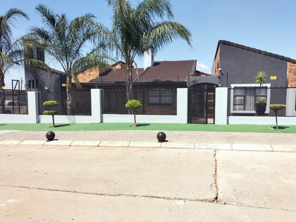 15 Bed House in Soshanguve photo number 1