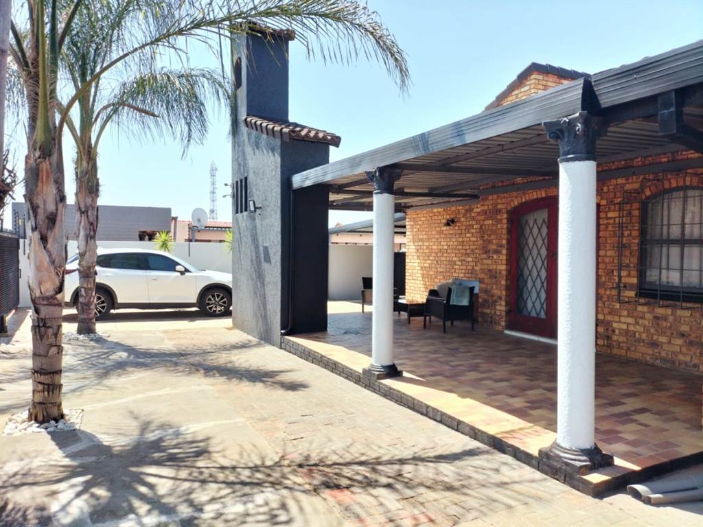 15 Bed House in Soshanguve photo number 4