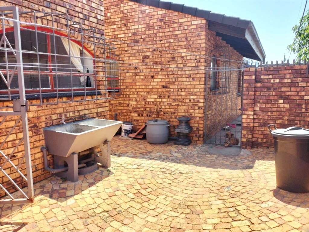 15 Bed House in Soshanguve photo number 15